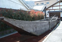 臥牛山の下を流れる高梁川でかつて往来していた高瀬舟(復元)